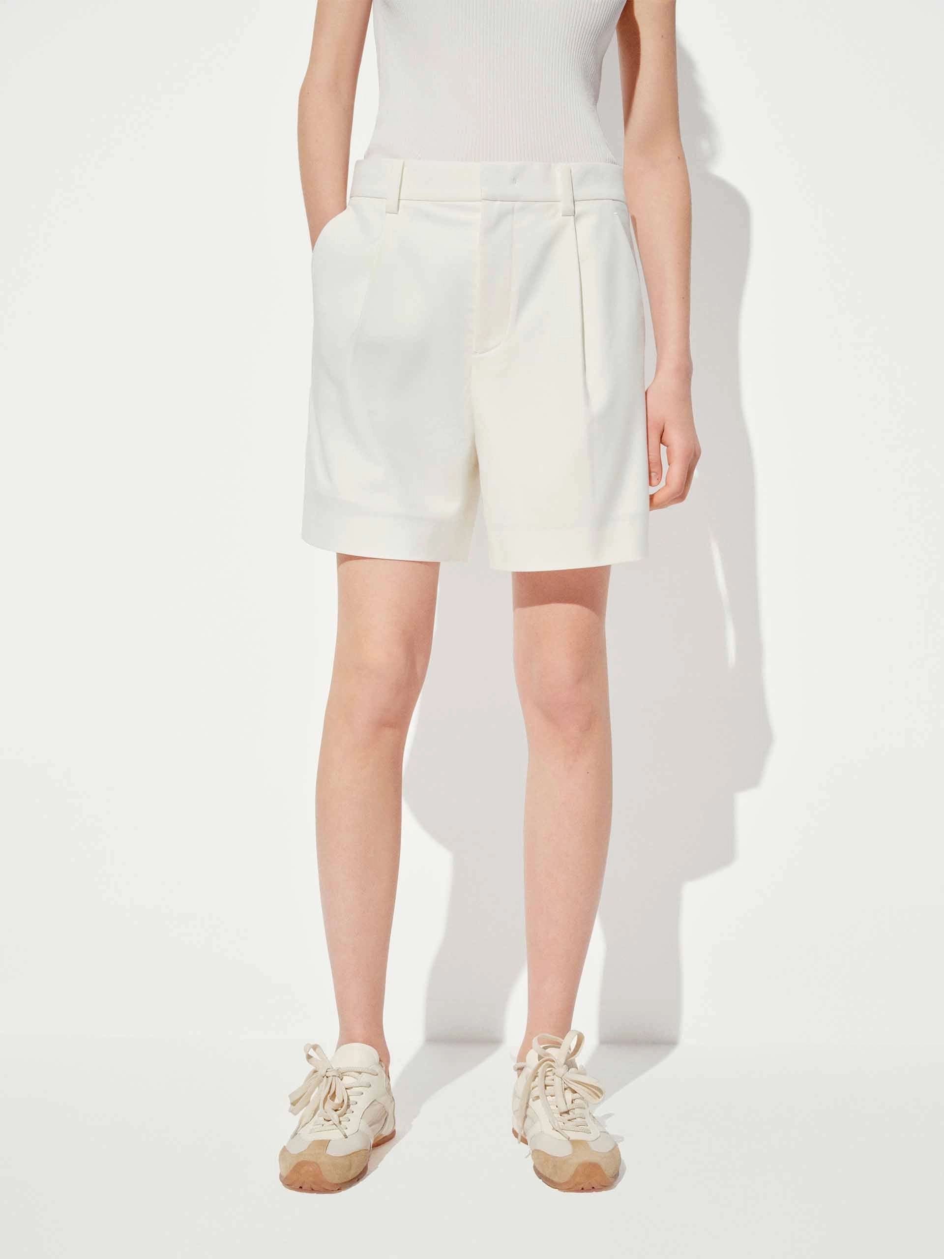 Snug Fit Straight Side Pocket Shorts
