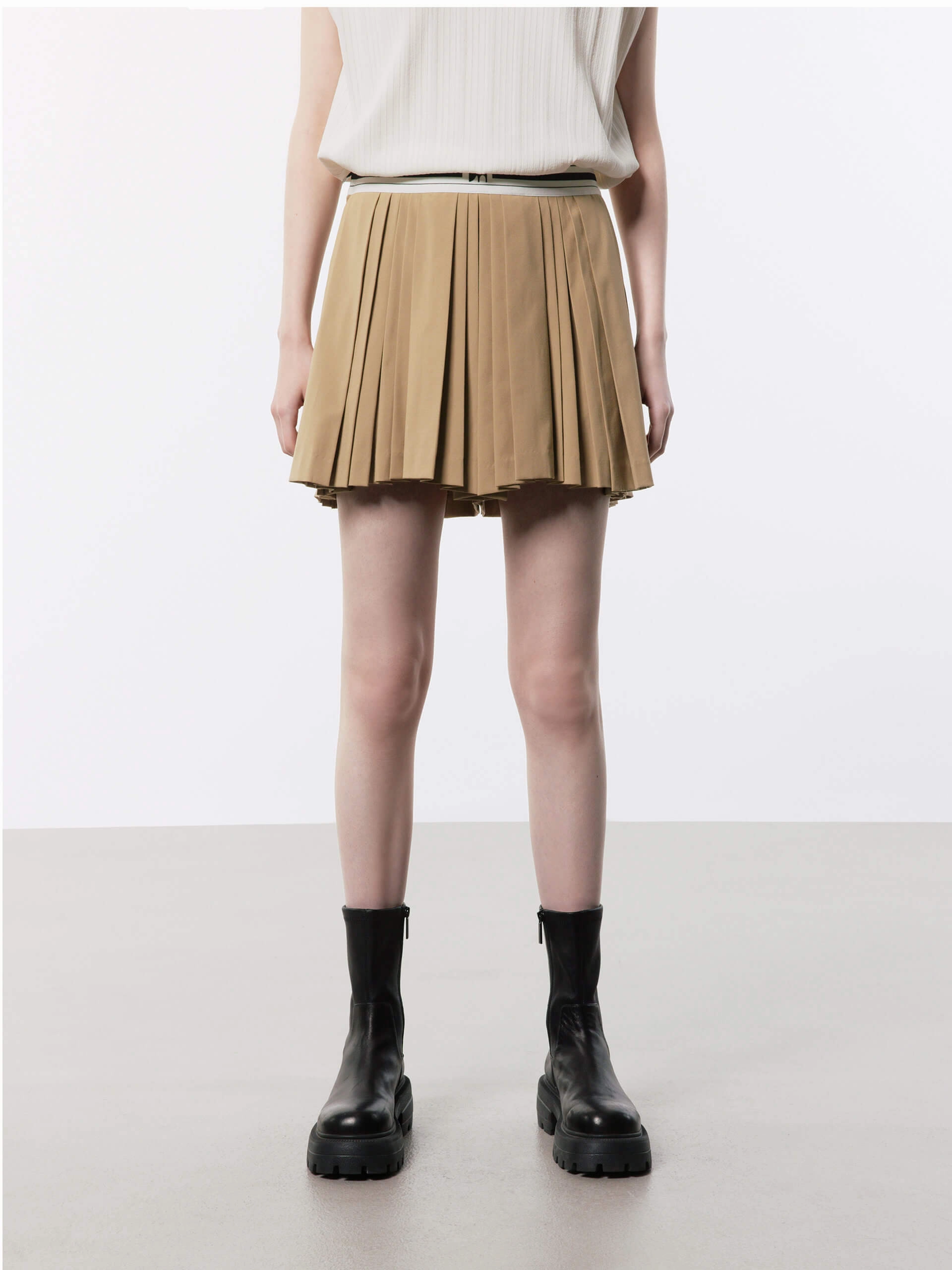 Roomy Fit Contrast Waist Pleated Skort