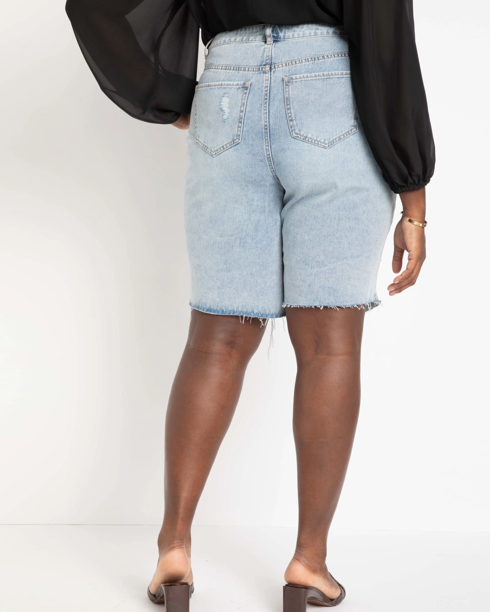 Cool Day Look City Shorts | Light Wash
