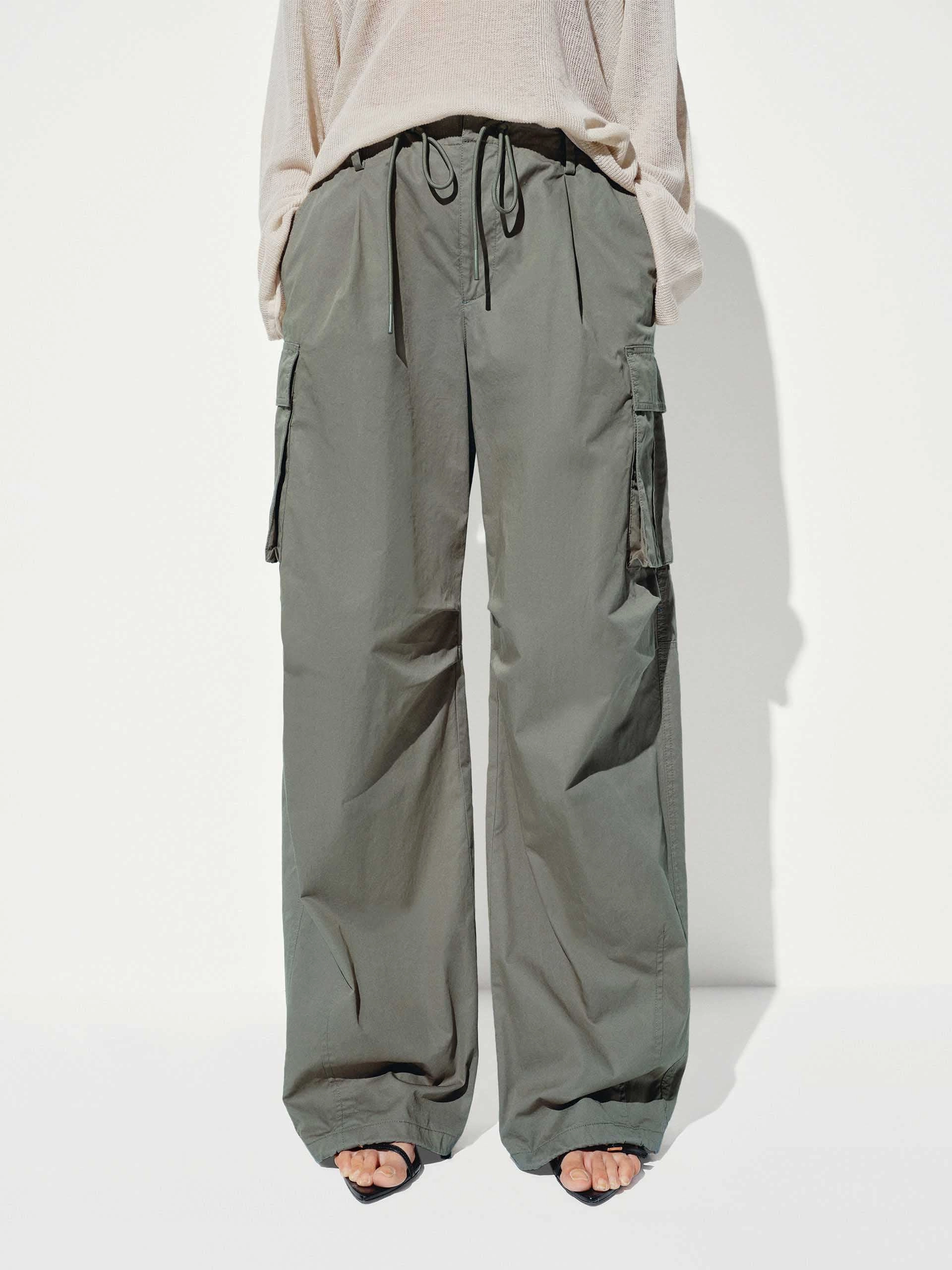Cotton Barrel Leg Cargo Pants Body-Hugging Fit Neutral Look