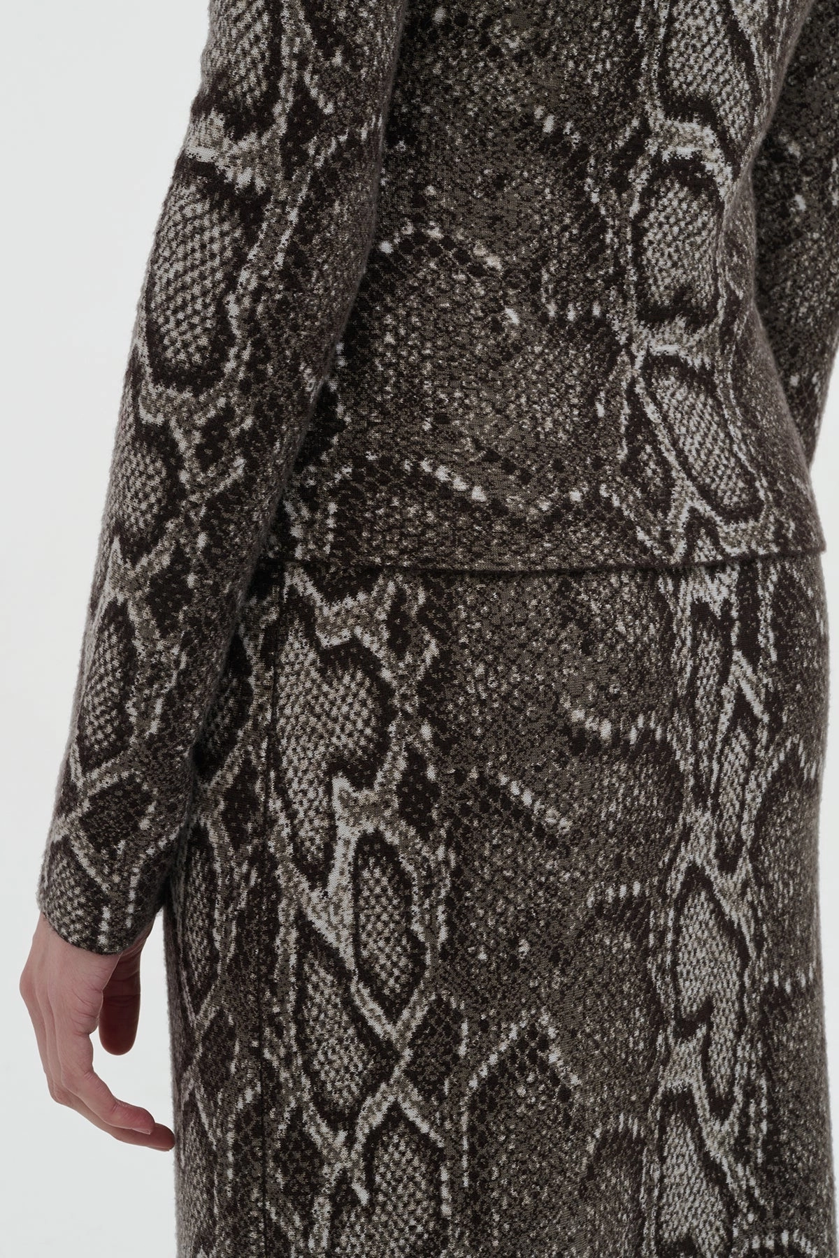 Elastic Seamless Design Urban Casual Look Beda Knit Turtleneck in Greyscale Cashmere Silk