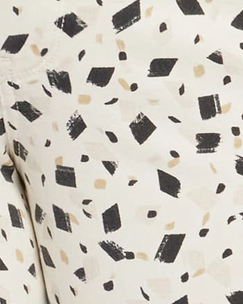 Active Outfit Slim Cut ELLA SHORT WITH SIDESEAM SLITS | ELLENSBURG