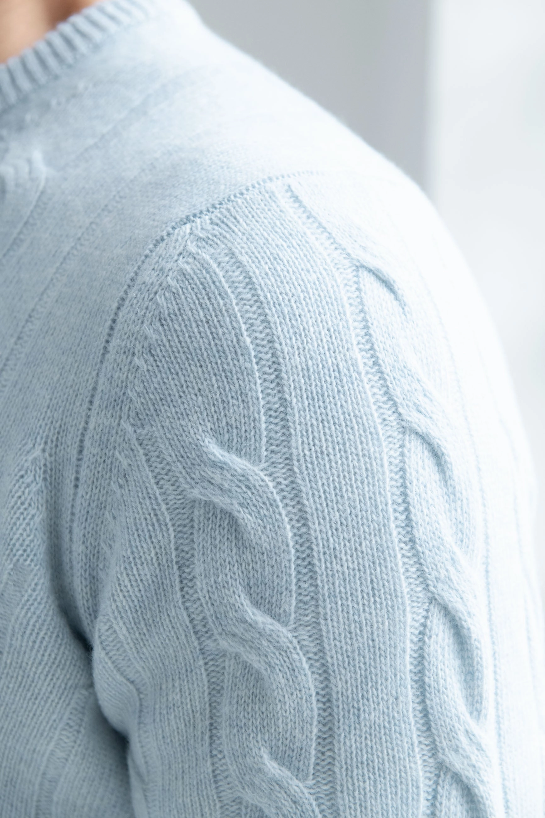 Light blue cable knit sweater ?C Made in italy Neutral Fit ShrinkageResistant Weave