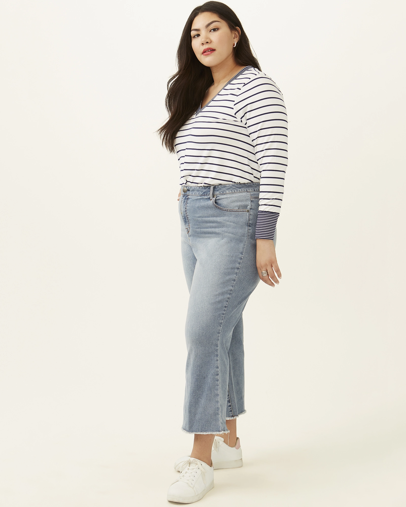 Relaxed Fit Waist Evie Fray Hem High Rise Bootcut Jean | Light Wash