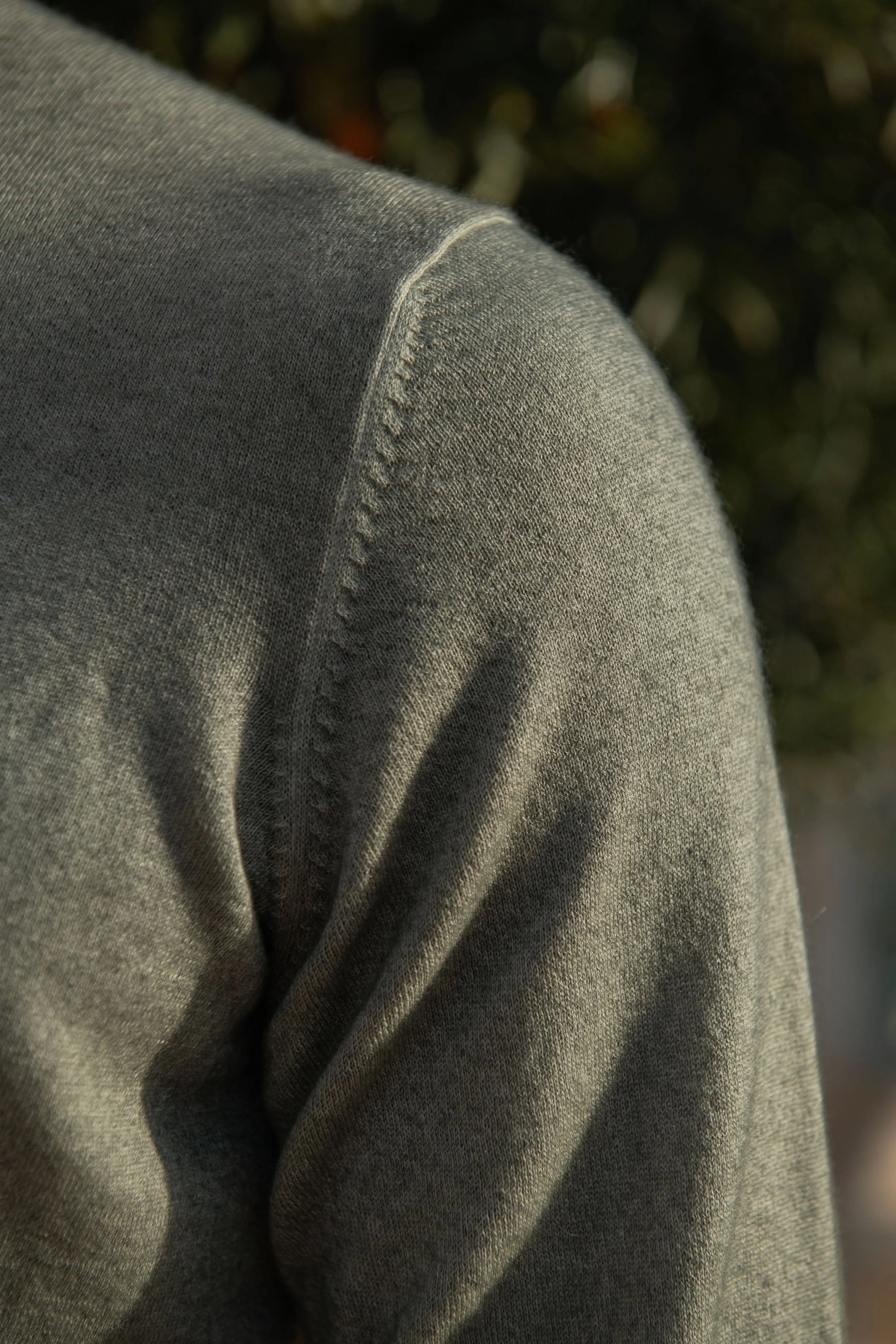 Subtle Details Fray Resistant Edges Green superlight cashmere round neck ?C Made in italy