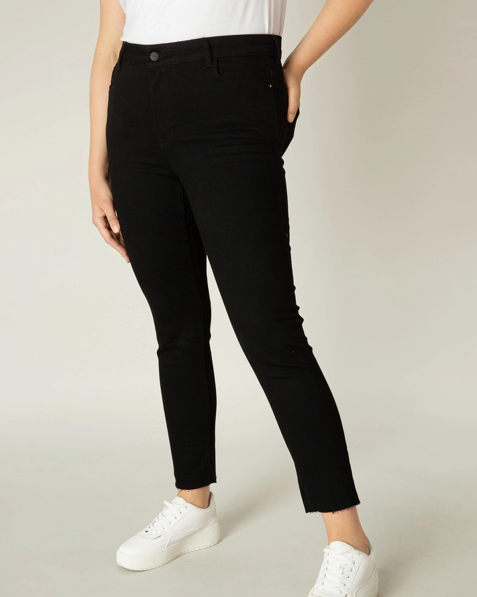 Anna | Black Artist Vibe Everyday Modern Minimalist Fashion Lover