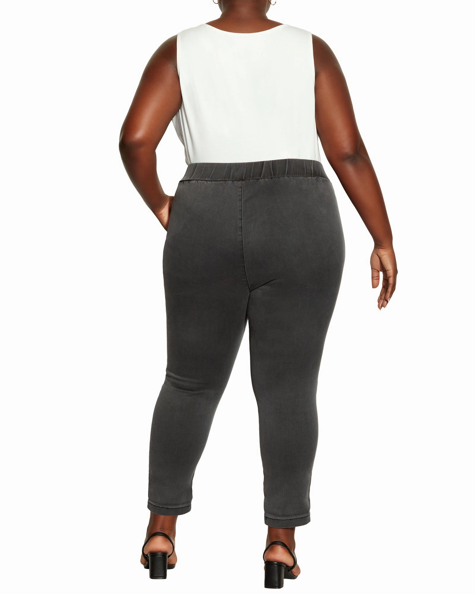 Dynamic Style Streetwear Fan Beach Day Tia Cropped Jeans | Black