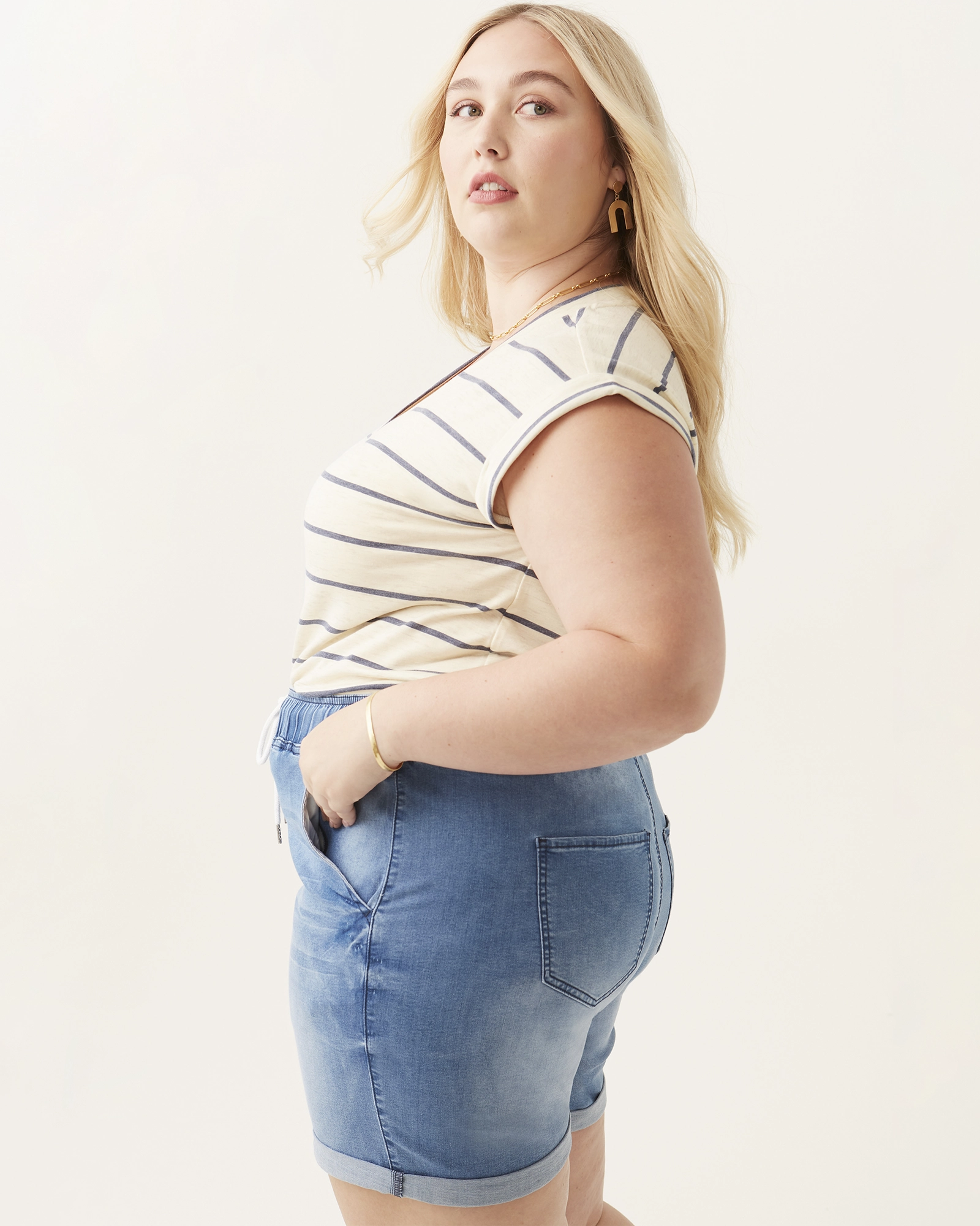 Night Out Neutral Textured Rayne Elastic Waist Denim Short | Medium Wash