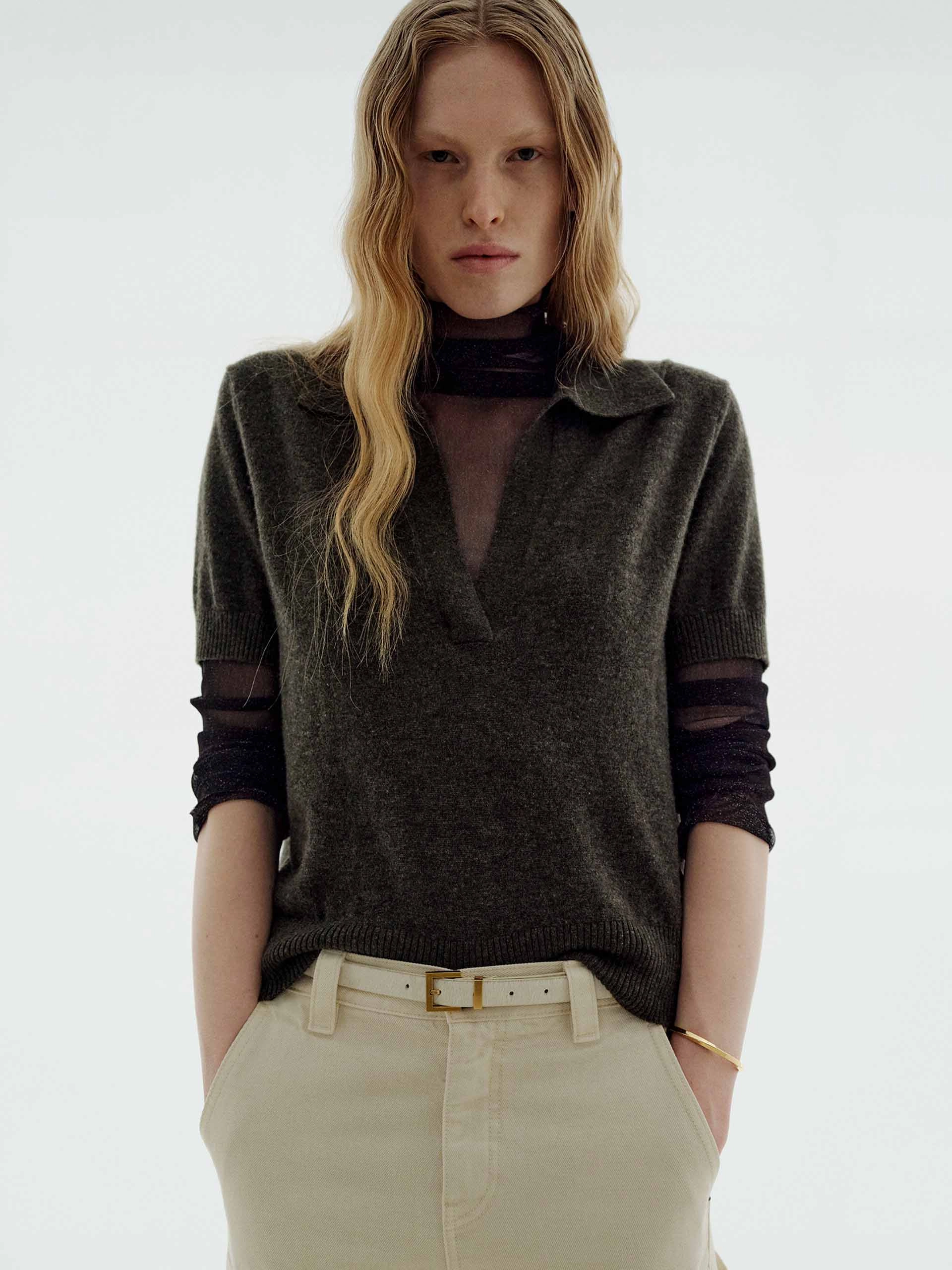 Short Sleeves V-neck Sweater Flexible Seam Structure Moisture Management