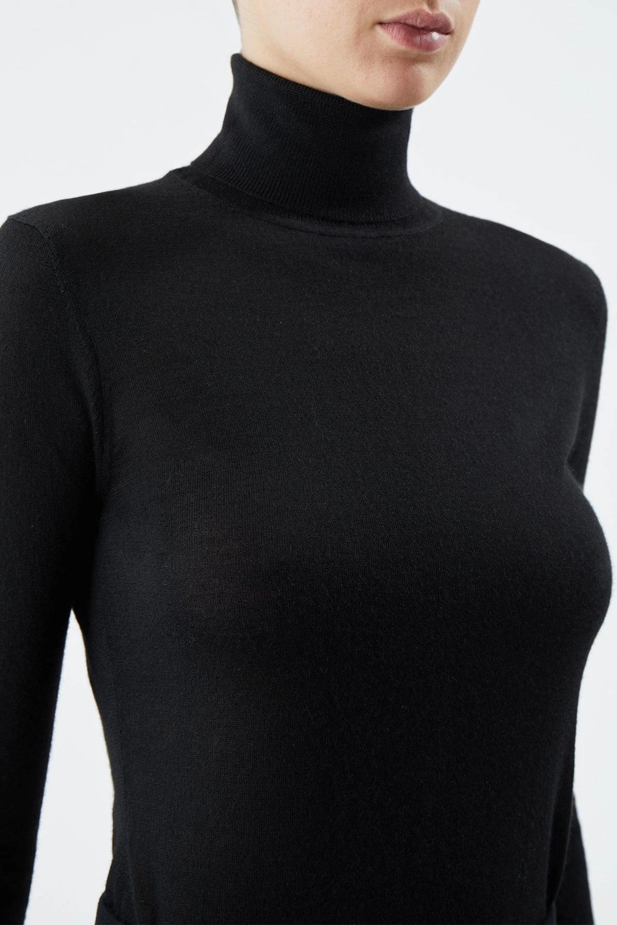 Cold Comforted Relaxed Layer Costa Knit Turtleneck in Black Cashmere Silk