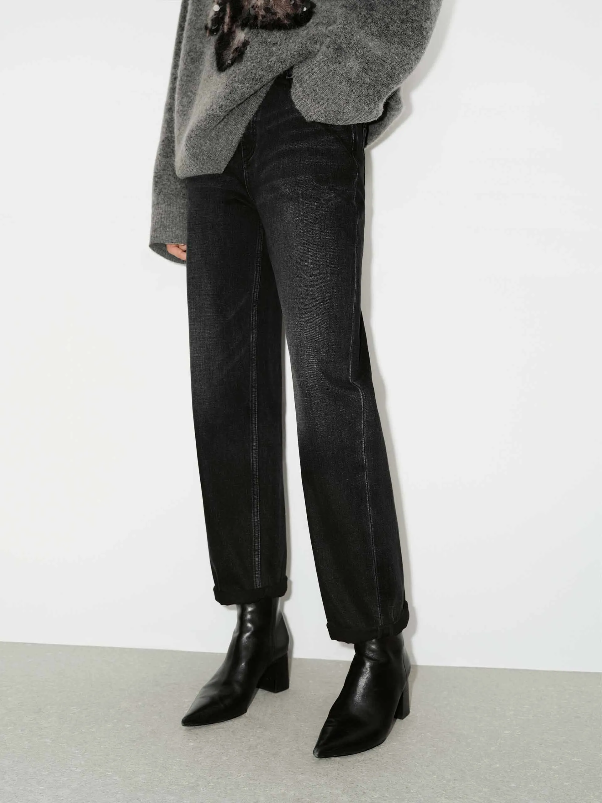 Hidden Rivet Details Minimal Fading Cotton Blend Fitted Jeans