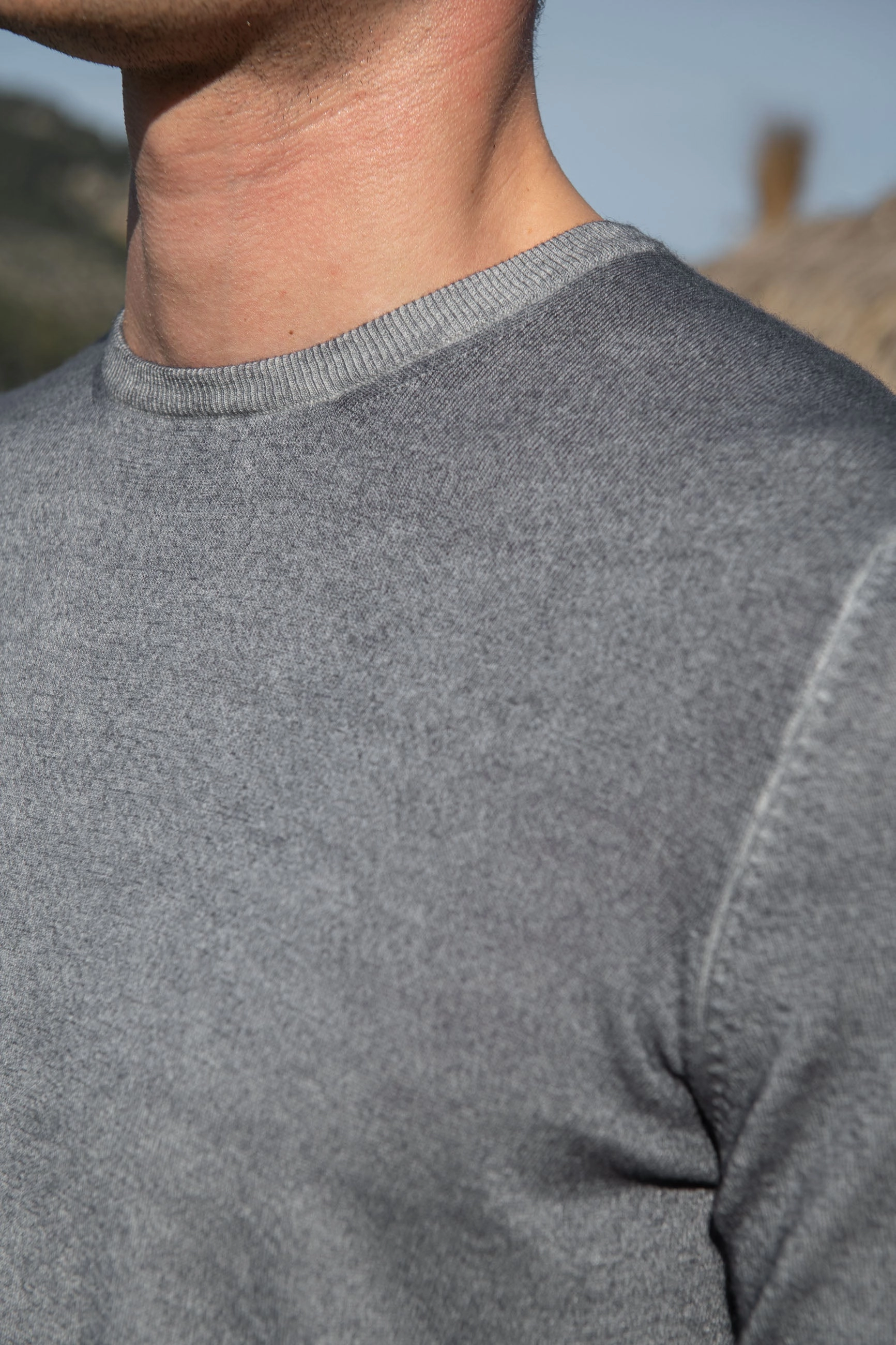 Grey superlight cashmere round neck ?C Made in italy Four Way Stretch Design DoubleLayered Hem Technology