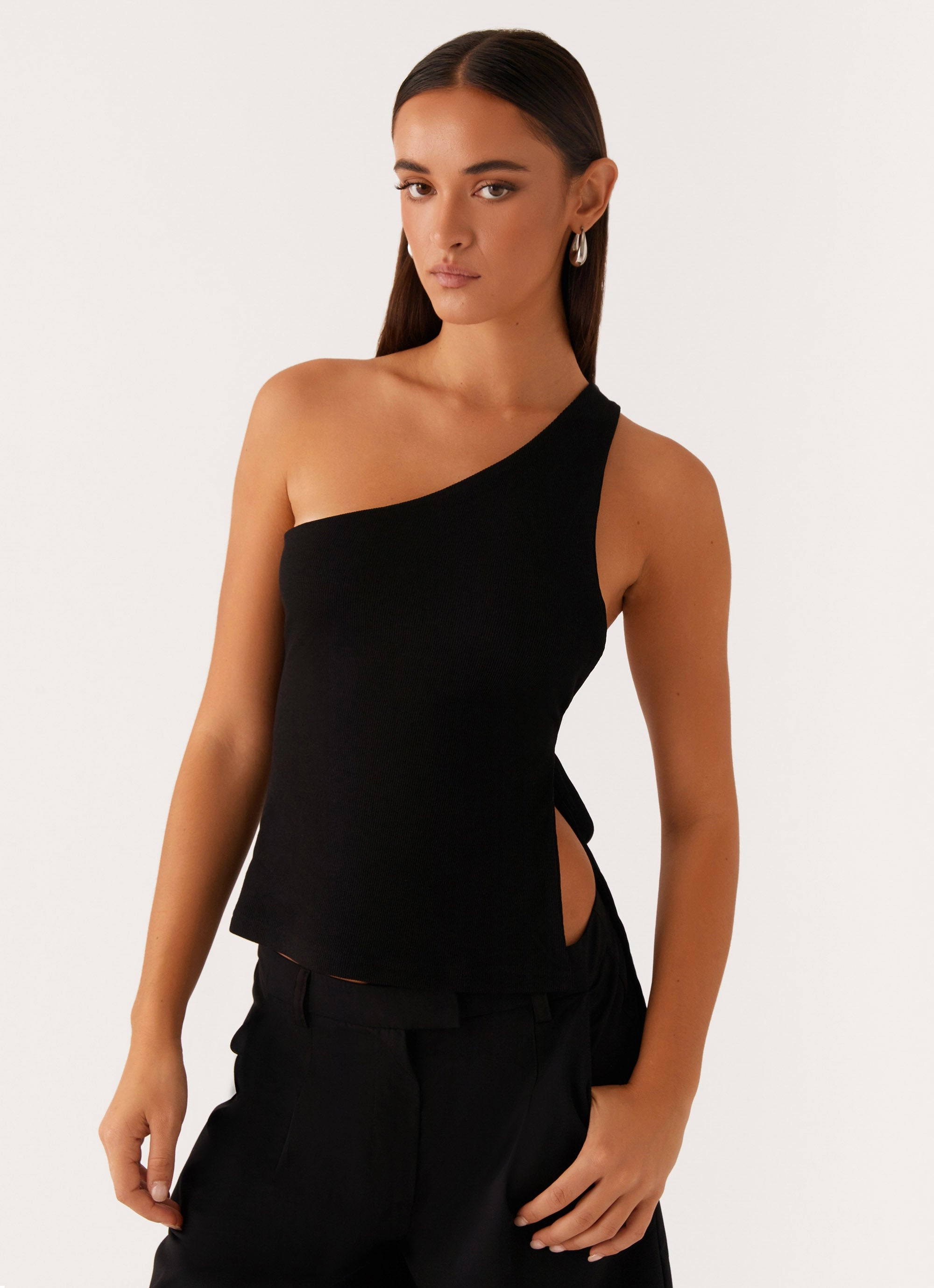 Crew - friendly Safiya One Shoulder Top - Black