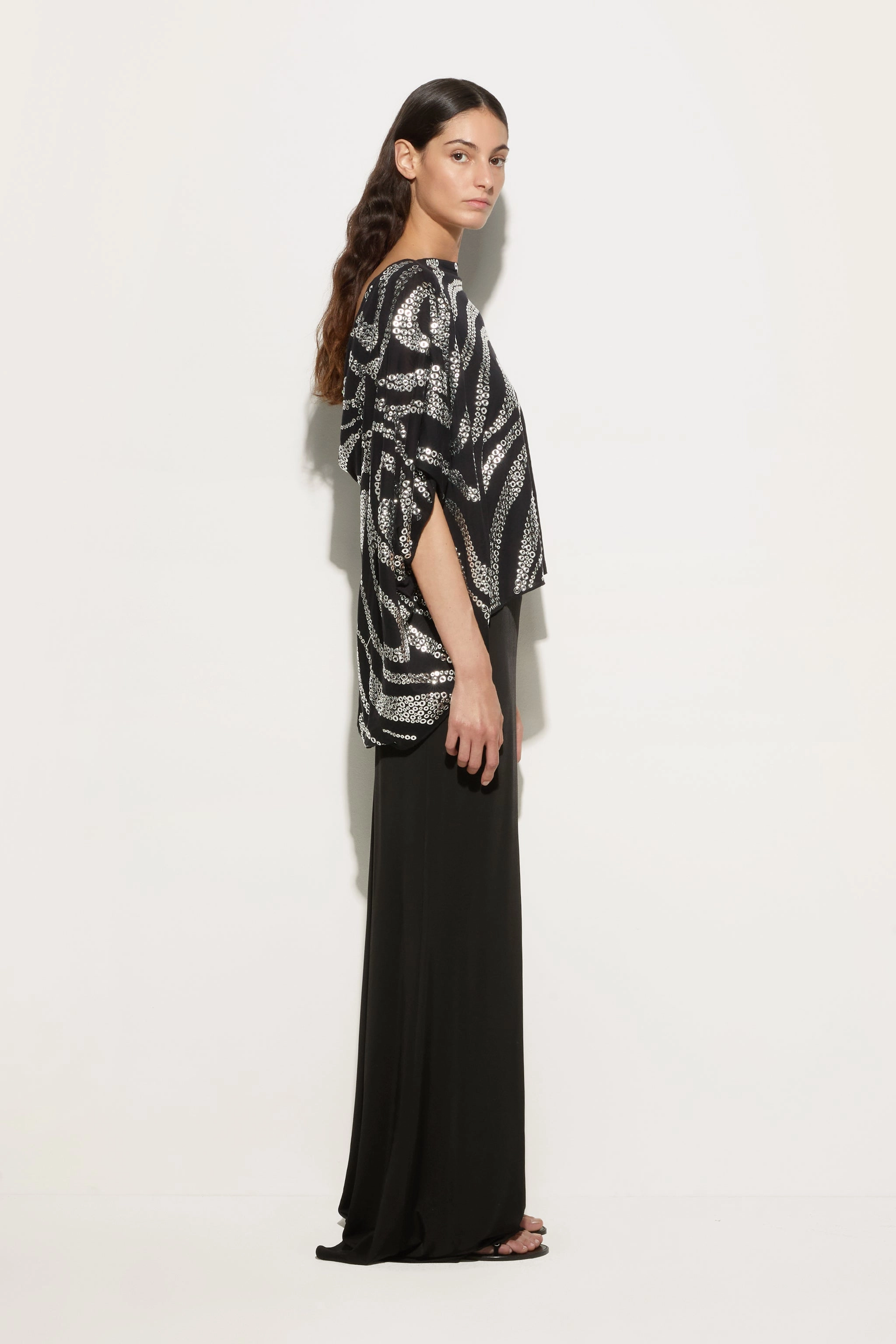 Sporty Comfort Leg-Lengthening Long Dress with Marmo Studs Cape